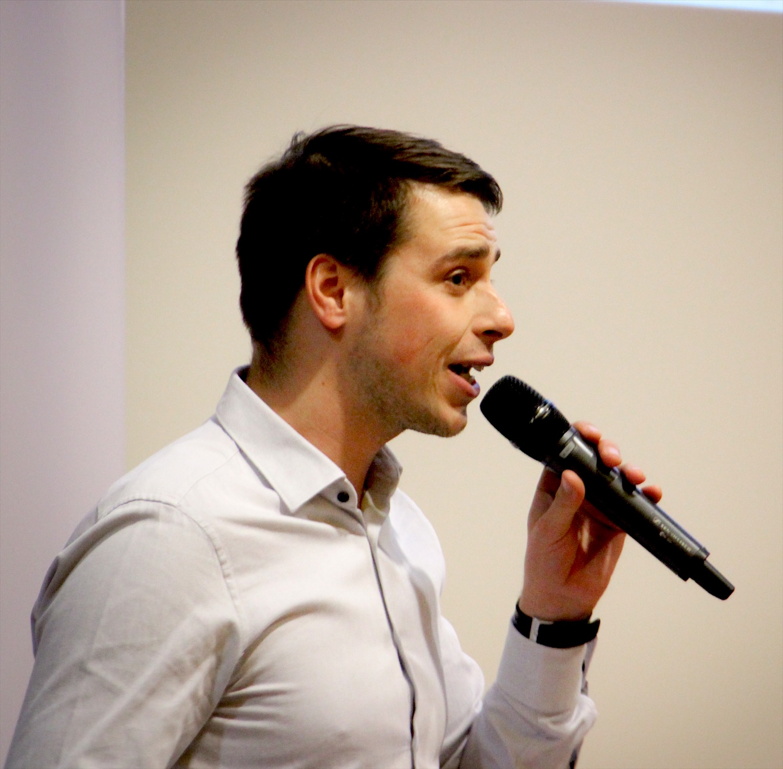 Benjamin Emmenegger spricht mit Mikrofon