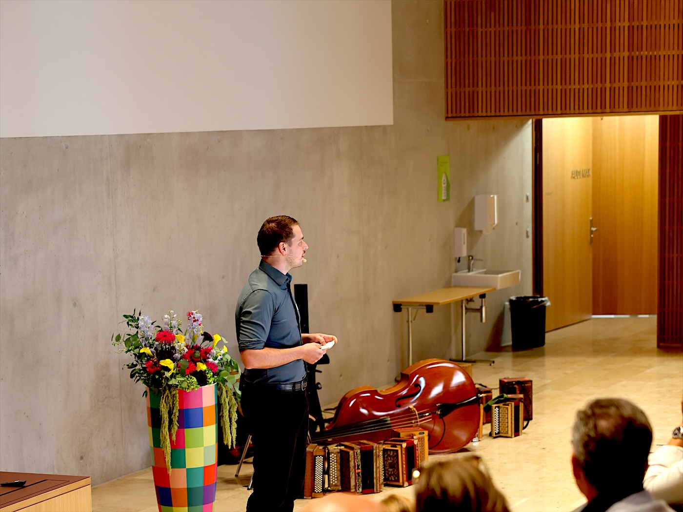 Benjamin Emmenegger moderiert an der Hochschule Luzern